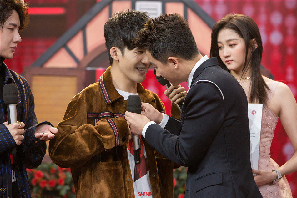 图片默认标题_fororder_黄轩为大张伟佩戴勋章