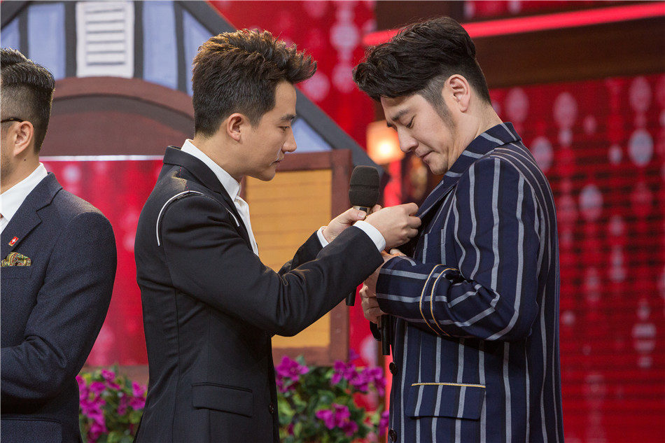 图片默认标题_fororder_黄轩为钱枫佩戴勋章