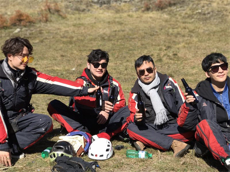 图片默认标题_fororder_天天兄弟在瑞士挑战极限运动