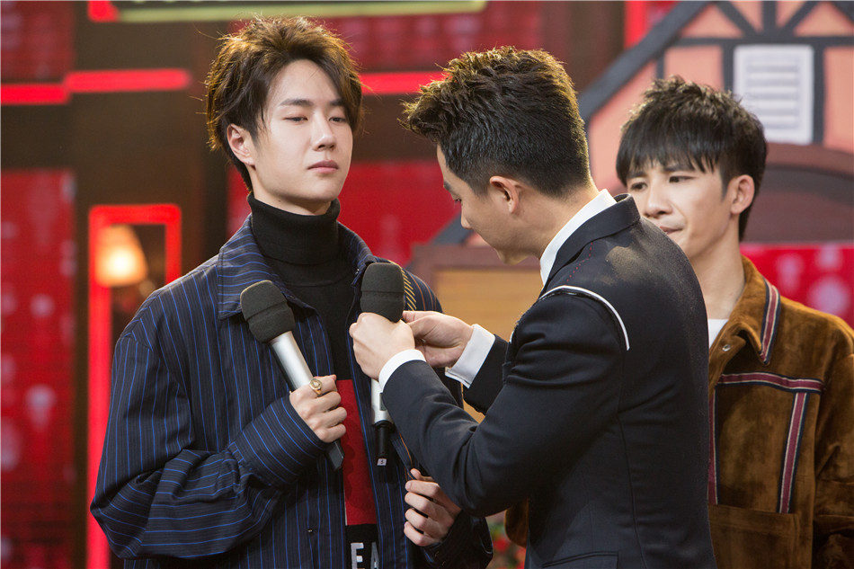 图片默认标题_fororder_黄轩为王一博佩戴勋章