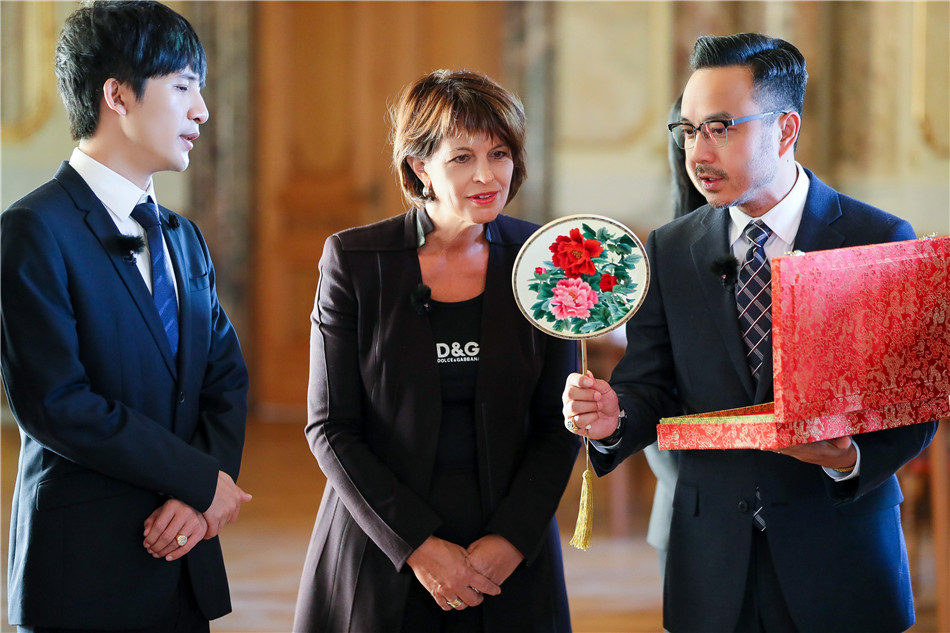 图片默认标题_fororder_汪涵向瑞士主席介绍中国湘绣