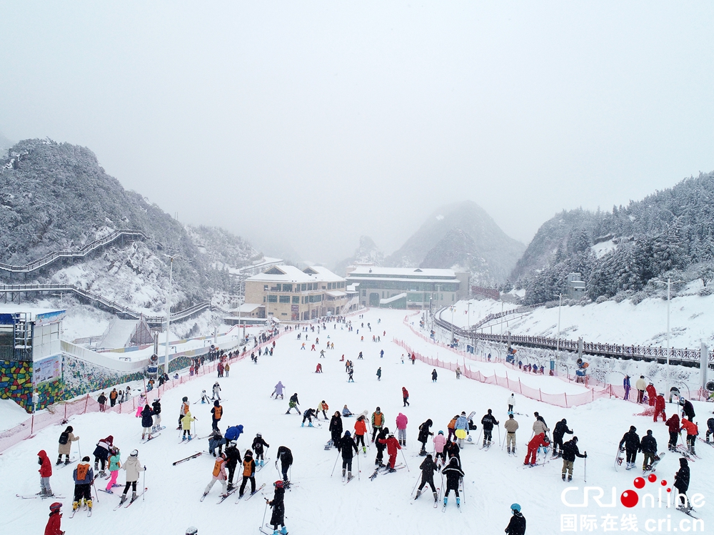 貴州六盤水：銀裝素裹梅花山  冬季滑雪樂翻天_fororder_換2