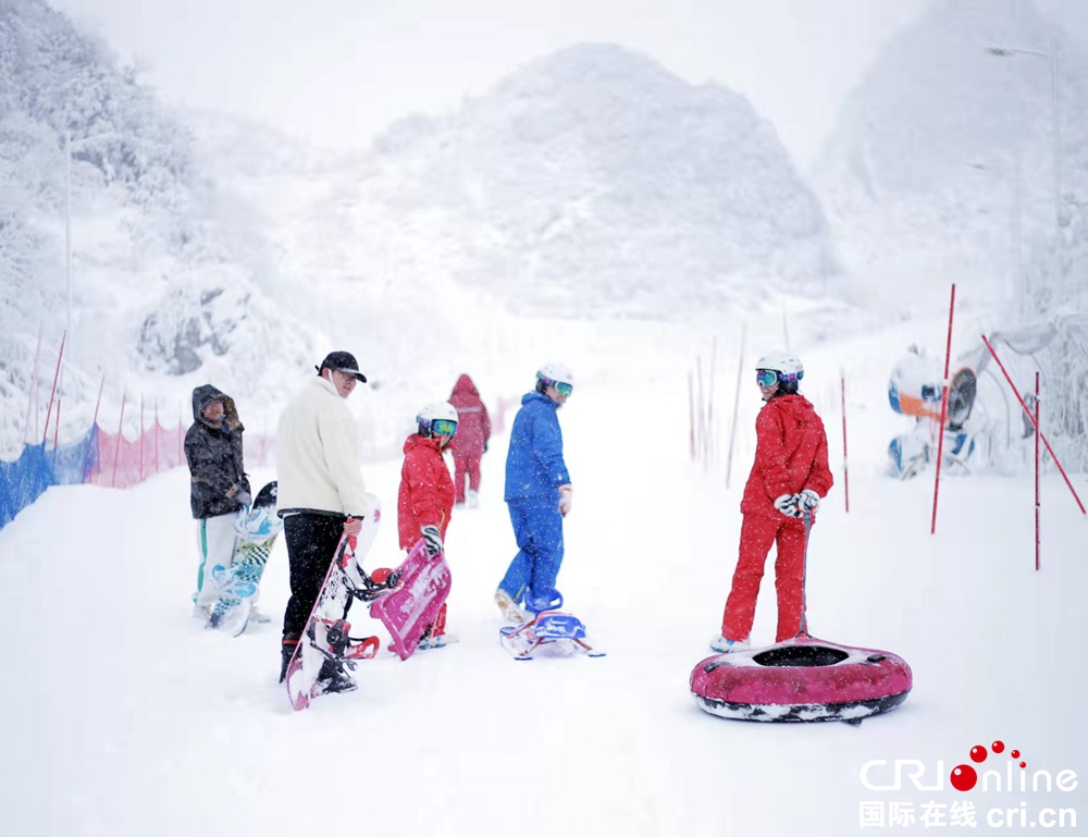 貴州六盤水：銀裝素裹梅花山  冬季滑雪樂翻天_fororder_楊4