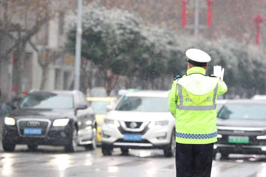 西安交警出动2.3万人次警力 守护古都春节交通安全_fororder_图片 1