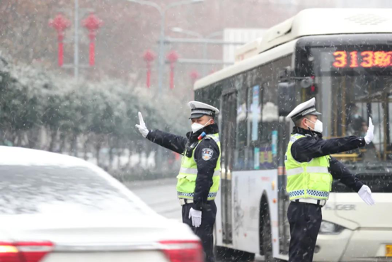 西安交警出动2.3万人次警力 守护古都春节交通安全_fororder_2