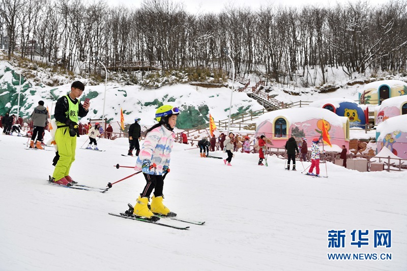 湖北保康：春節假期樂享冰雪運動