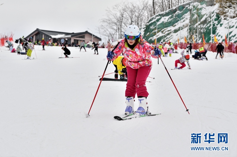 湖北保康：春節假期樂享冰雪運動