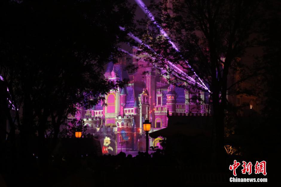 上海迪士尼上演“夜光幻影秀”