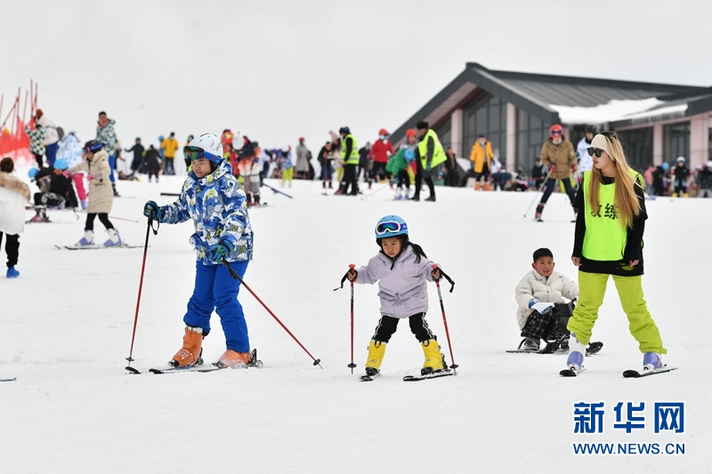 湖北保康：春節假期樂享冰雪運動