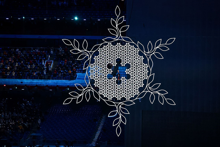 ຜູ້​ກຳ​ກັບ​ການ​ສະ​ແດງໃນພິ​ທີ​ໄຂ​ງານ​ກິ​ລາ​ໂອ​ລິມ​ປິກ​ລະ​ດູ​ໜາວ​ປັກ​ກິ່ງ​ກ່າວ​ວ່າ: ວິ​ທີ​ໄຕ້​ທວນ​ໄຟ​ “​ເຫັນ​ໃບ​ໄມ້​ໃບ​ໜຶ່ງ​ແລ້ວ​ກໍ​ຮູ້​ໂລດ​ວ່າ​ແມ່ນ​ລະ​ດູ​ໃບ​ໄມ້​ປົ່ງ”_fororder_火炬05