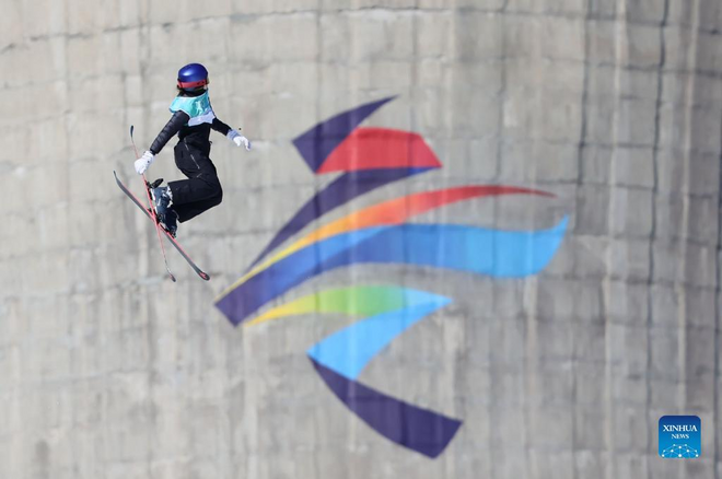 Gu Ailing ng Tsina, kampeon sa Freestyle Skiing Women's Freeski Big Air Event ng 2022 Beijing Winter Olympics_fororder_20220208BigAir2