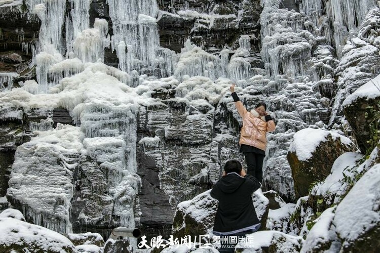 (中首)冰瀑奇觀降臨百里杜鵑