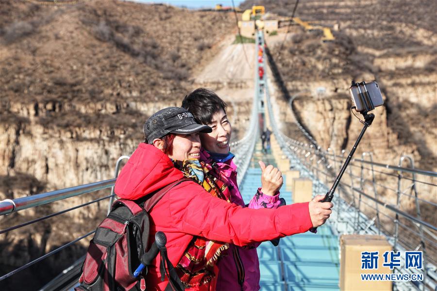 河北平山：全长488米悬跨式玻璃桥正式开放