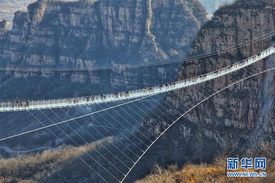河北平山：全長488米懸跨式玻璃橋正式開放