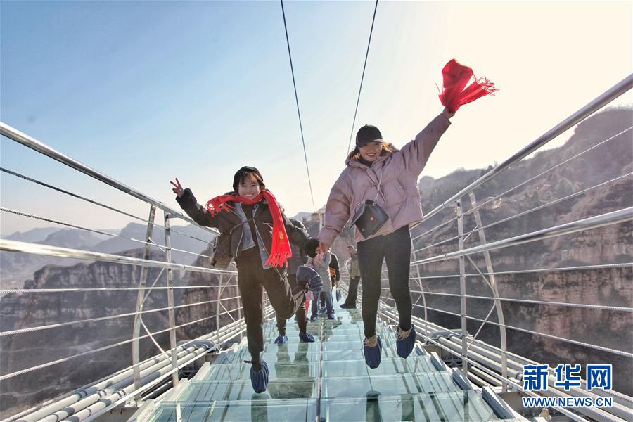 河北平山：全长488米悬跨式玻璃桥正式开放