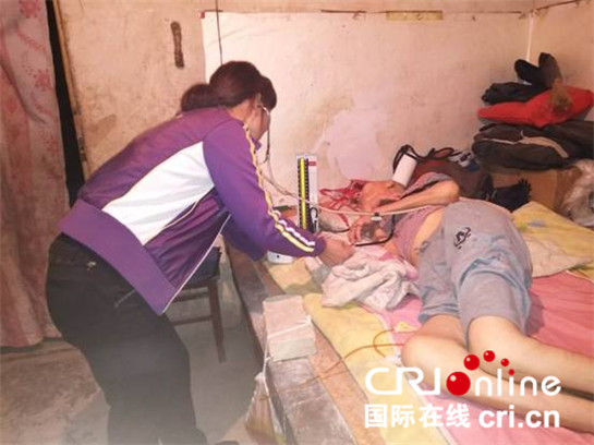 西咸新区泾河新城高庄镇新庄村村医张爱：仁心仁术 方便为怀_fororder_泾河扶贫2