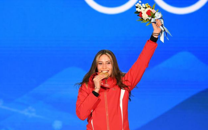 ພາບສະທ້ອນຂອງນາງ ກູ້ໄອ້ຫຼິງ ນັກກິລາຂອງຈີນທີ່ໄດ້ແຊັມແບບອັດສະຈັນໃນແຂ່ງຂັນສະກີເພດຍິງໃນທ່າຟຣີສະຕາຍທີ່ມີຕໍ່ສາຍພົວພັນຈີນ-ອາເມຣິກາ_fororder_2022-02-09_164704