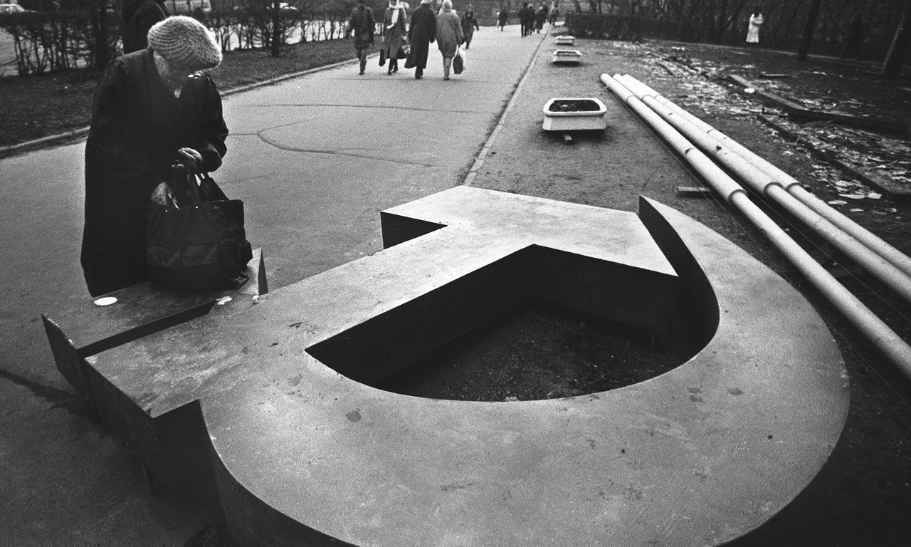 俄罗斯重奖得奖牌运动员 红场分发宝马