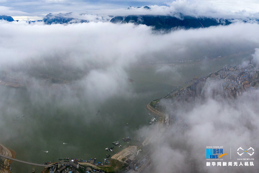 【城市远洋带图】【“飞阅”中国】航拍雨后三峡云雾奇观：青山如黛，云雾如烟