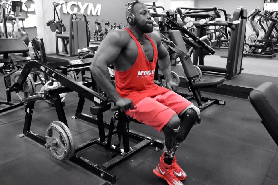 揭让施瓦辛格下跪的人 下半身才是他的骄傲