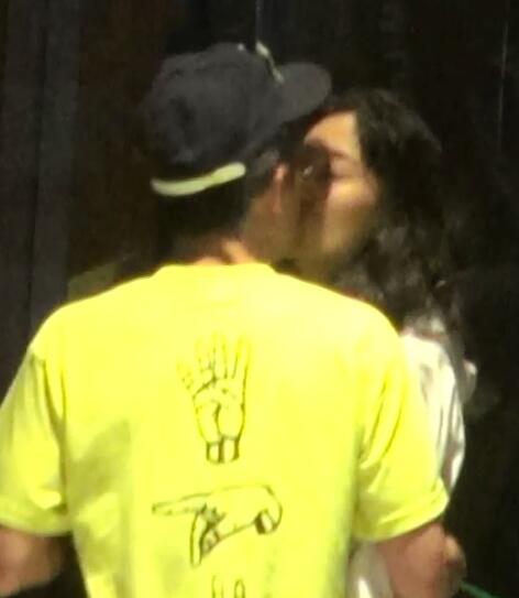 陈冠希与秦舒培热吻调情默认相恋：好开心