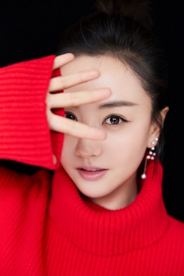 杨蓉质感写真曝光 红毛衣白纱裙热情活力