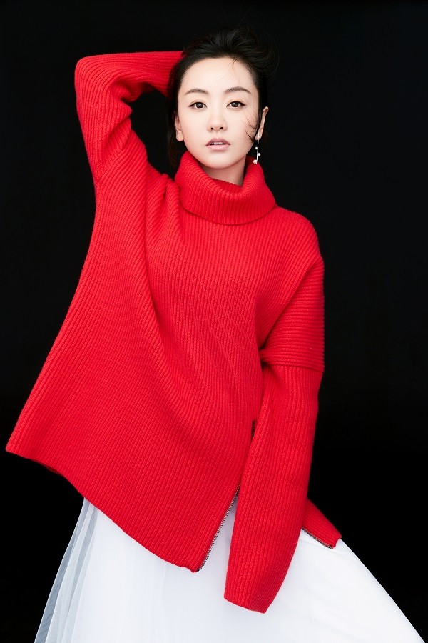 杨蓉质感写真曝光 红毛衣白纱裙热情活力