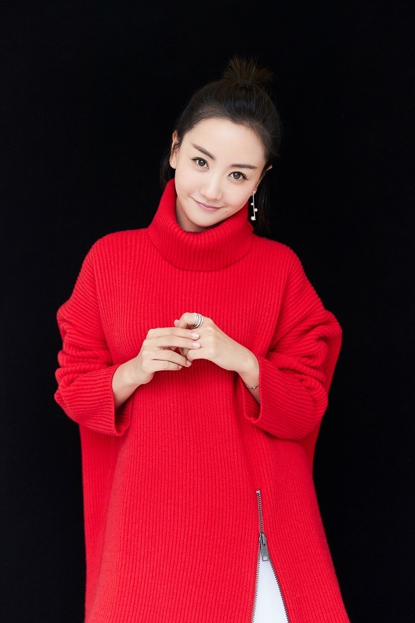 杨蓉质感写真曝光 红毛衣白纱裙热情活力