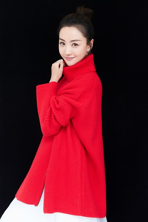 杨蓉质感写真曝光 红毛衣白纱裙热情活力