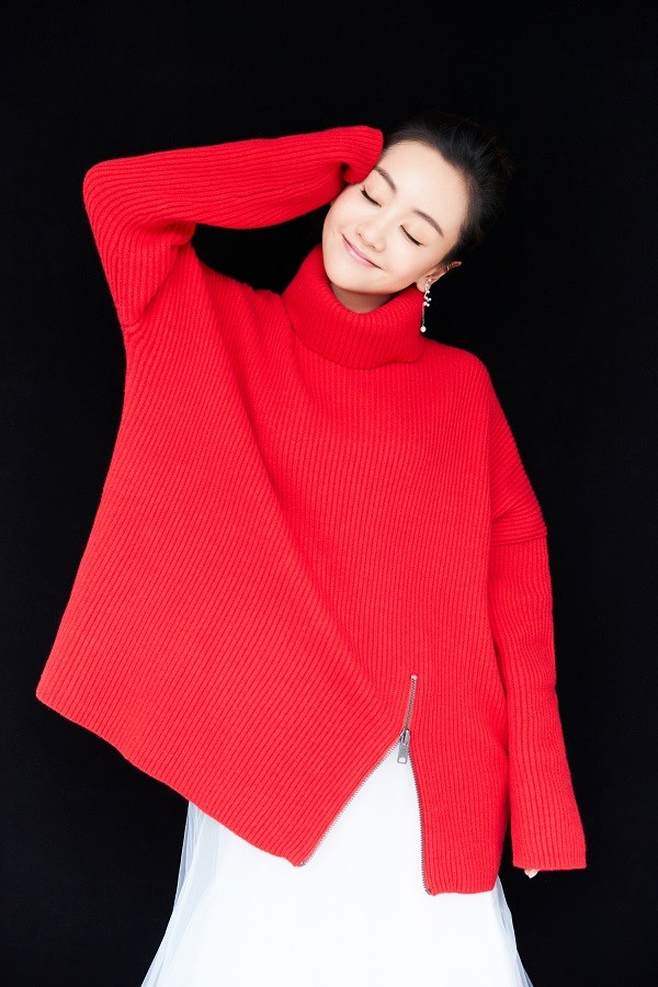 杨蓉质感写真曝光 红毛衣白纱裙热情活力