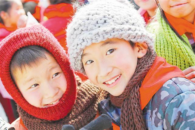 【科教　图文】900套爱心织物温暖孩子们的冬日