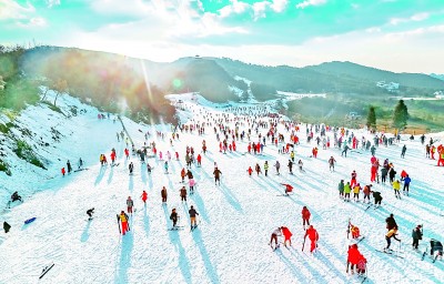 （中首）贵州六盘水：乌蒙山里的“南国冰雪城”