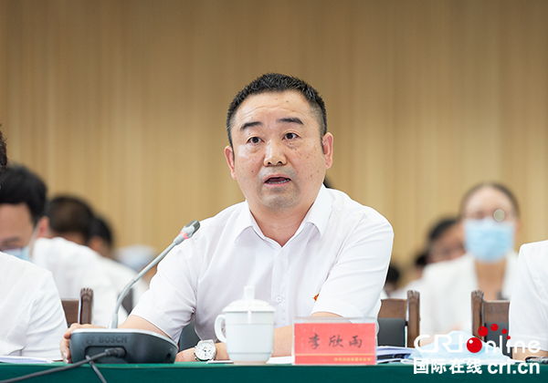 图片默认标题_fororder_4四川省人大代表李欣雨发言(摄影-廖志全)