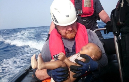 婴儿溺毙地中海照震撼人心：小手指天 宛如睡梦中