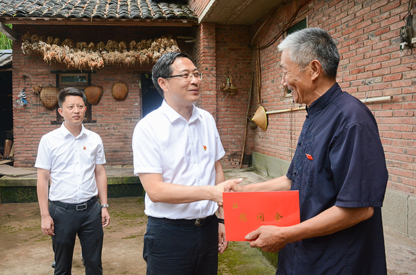 自贡市荣县县委书记韩明祝看望慰问老党员和困难党员