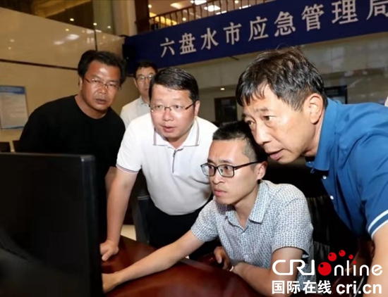 六盤水市市長李剛到市應急指揮中心檢查防汛和地質災害監測值班值守工作