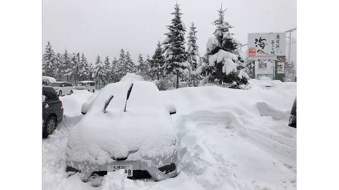 门口停放的小轿车已被大雪覆盖_fororder_hokkaido-snowfall-3---3393162