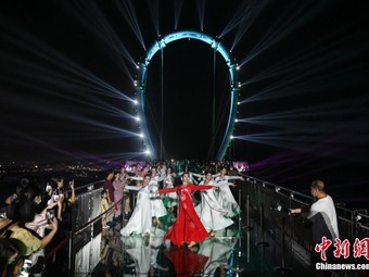 高さ500メートルの展望橋で漢服ダンスショー　広東省清遠市