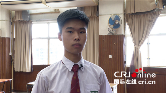 培侨中学在学校露天球场上举行了隆重的升旗仪式,这是香港维护国安法