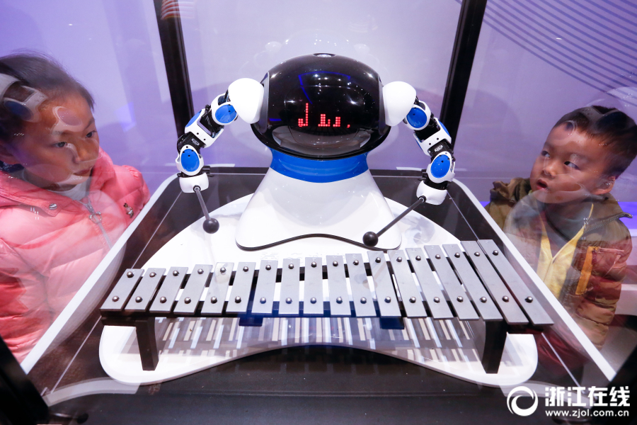 杭州：机器人博展中心公众开放日 市民体验人工智能