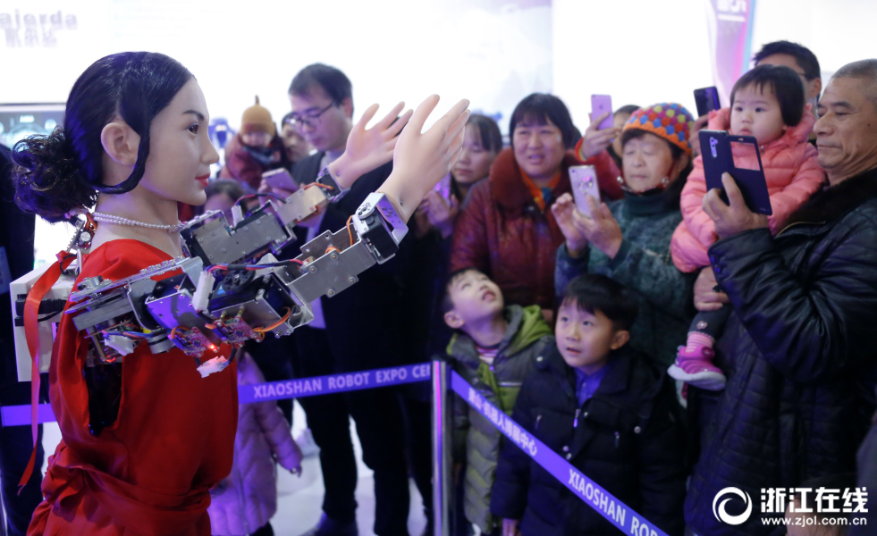 杭州：机器人博展中心公众开放日 市民体验人工智能