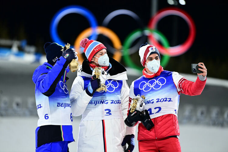 “ແຕ່ລະຄົນໄດ້ຮັບປິ່ງຕຸ່ນຕຸ່ນໂຕໜຶ່ງ” ມາເບິ່ງຜູ້ໄດ້ຮັບຫຼຽນສະແດງຄວາມດີໃຈຢ່າງໃກ້ຊິດກັບ “ປິ່ງຕຸ່ນຕຸ່ນ” ສີຄຳ_fororder_1128354084_16445019780221n