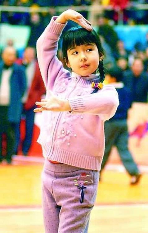 阿的江女儿长大萌娃变女神 面容清纯如玉女