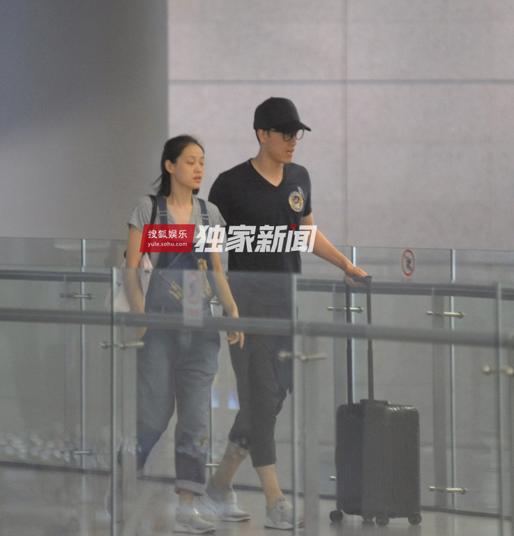 独家:刘翔吴莎牵手现身 恋情稳定同机回沪
