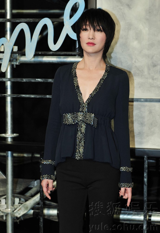 周迅深V红唇现身品牌秀 姚晨挺孕肚亮相