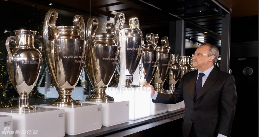 皇马主席合影11座欧冠奖杯