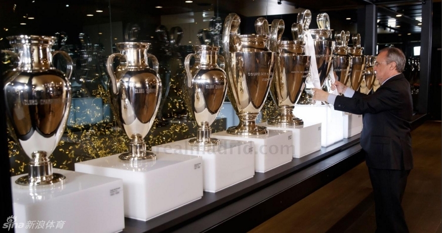 皇马主席合影11座欧冠奖杯
