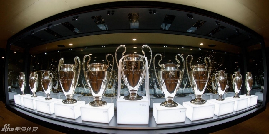 皇马主席合影11座欧冠奖杯