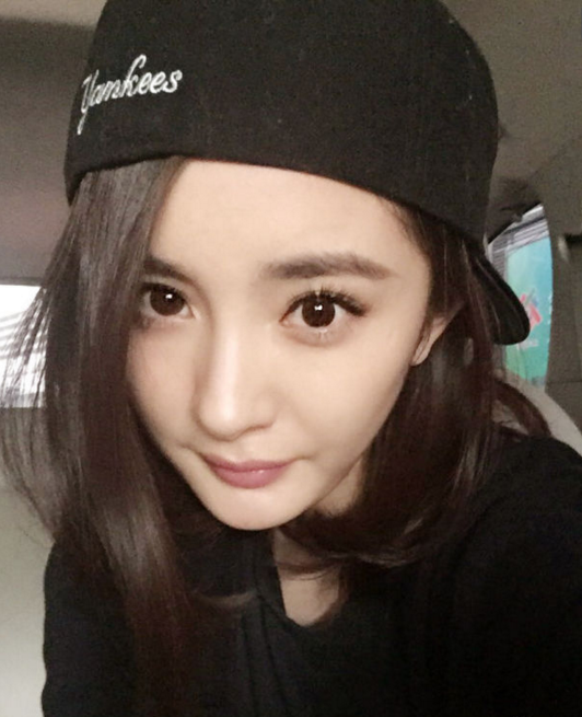 杨幂晒自拍庆功 杨幂逆生长当妈反而变少女