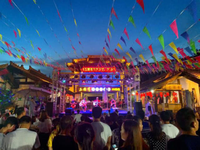 诸葛古镇夜游人气爆棚 迎暑期接待热潮